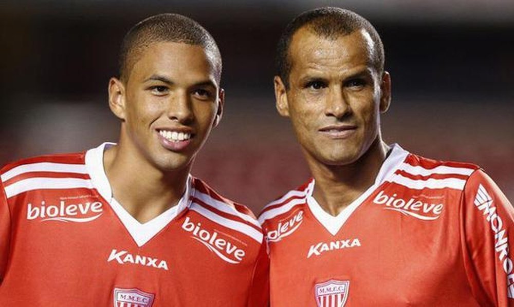 Rivaldinho (i), junto a su padre, Rivaldo, cuando ambos militaban en el Mogi Mirim. Twitter