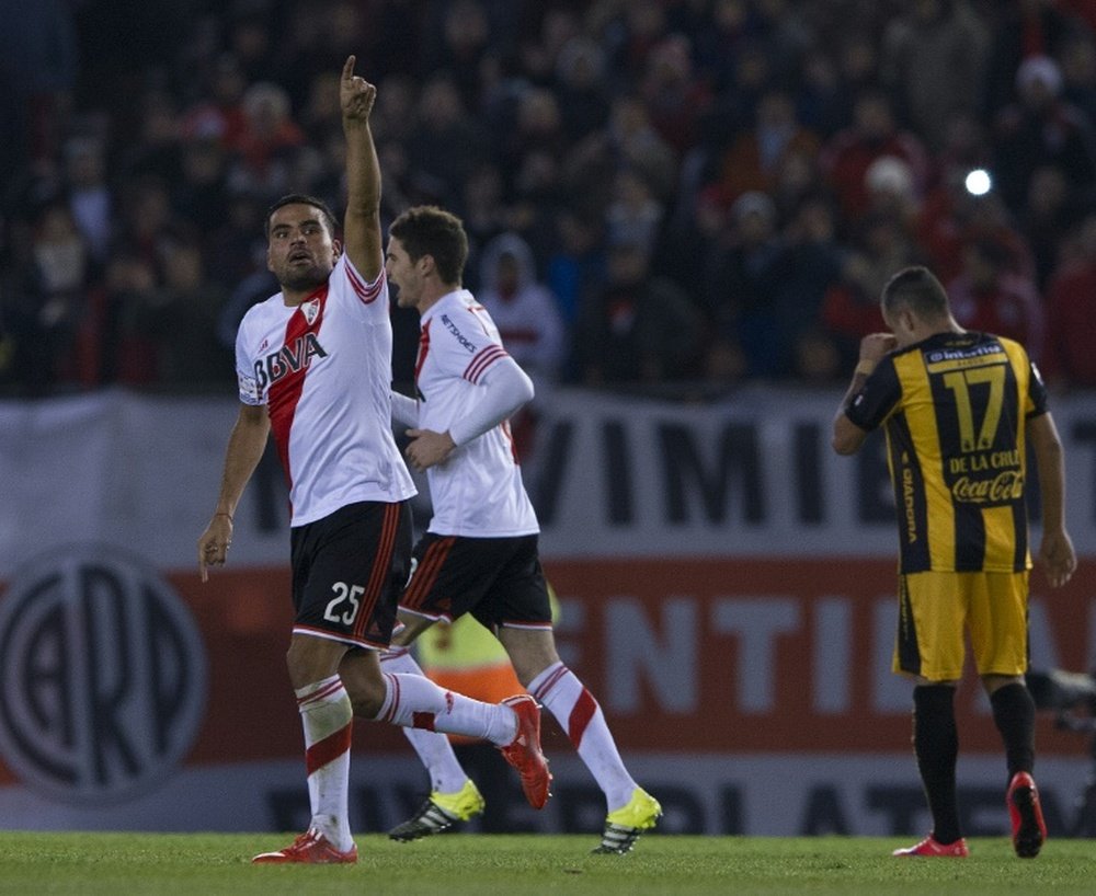 River Plate Gabriel Mercado (L) celebrates after scoring against Guarani during their Libertadores Cup semifinal first leg at the Monumental Antonio Vespucio Liberti stadium in Buenos Aires, on July 14, 2015