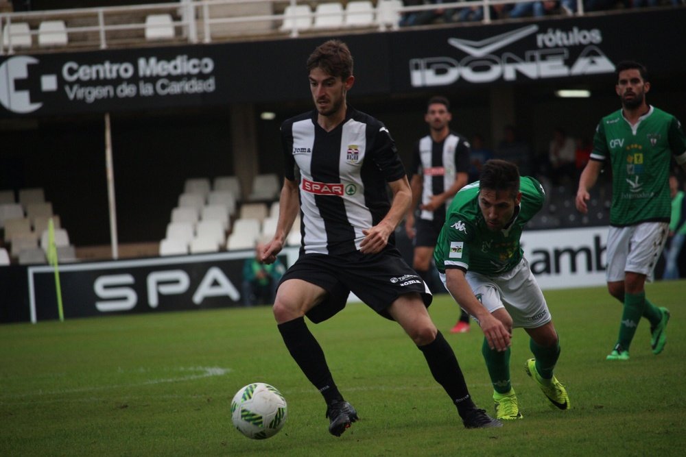Rivero, jugador del Cartagena, controla un balón ante el Villlanovense. @FCCartagena_efs