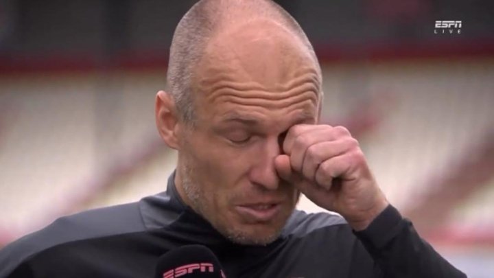 Titulaire, Robben a fait 2 passes décisives et terminé le match en larmes