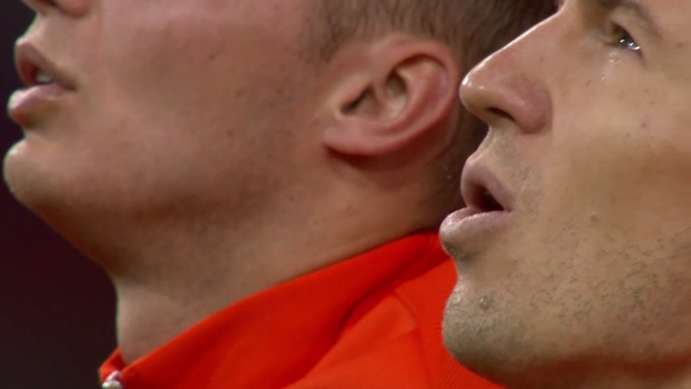 Robben se emocionó durante el himno holandés. Twitter/LuisBurranca