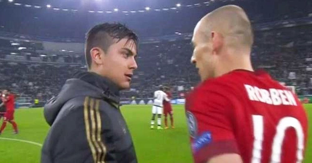 Robben y Dybala conversan al final del partido de ida de los octavos de final de Champions League. Twitter