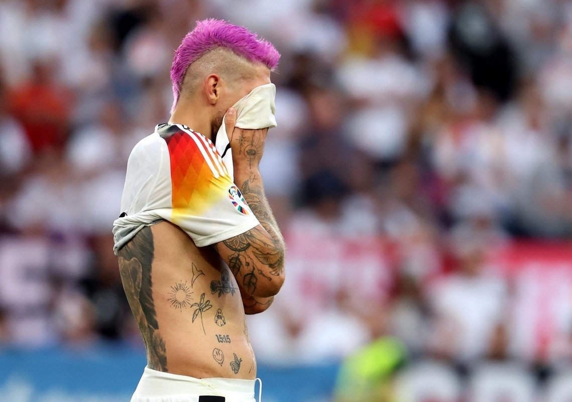 Jens Lehmann ha rilasciato dichiarazioni molto polemiche ai microfoni di 'Welt TV'. L'ex portiere della Germania ha criticato Robert Andrich per il colore dei suoi capelli affermando che il giocatore "forse si sente una donna".
