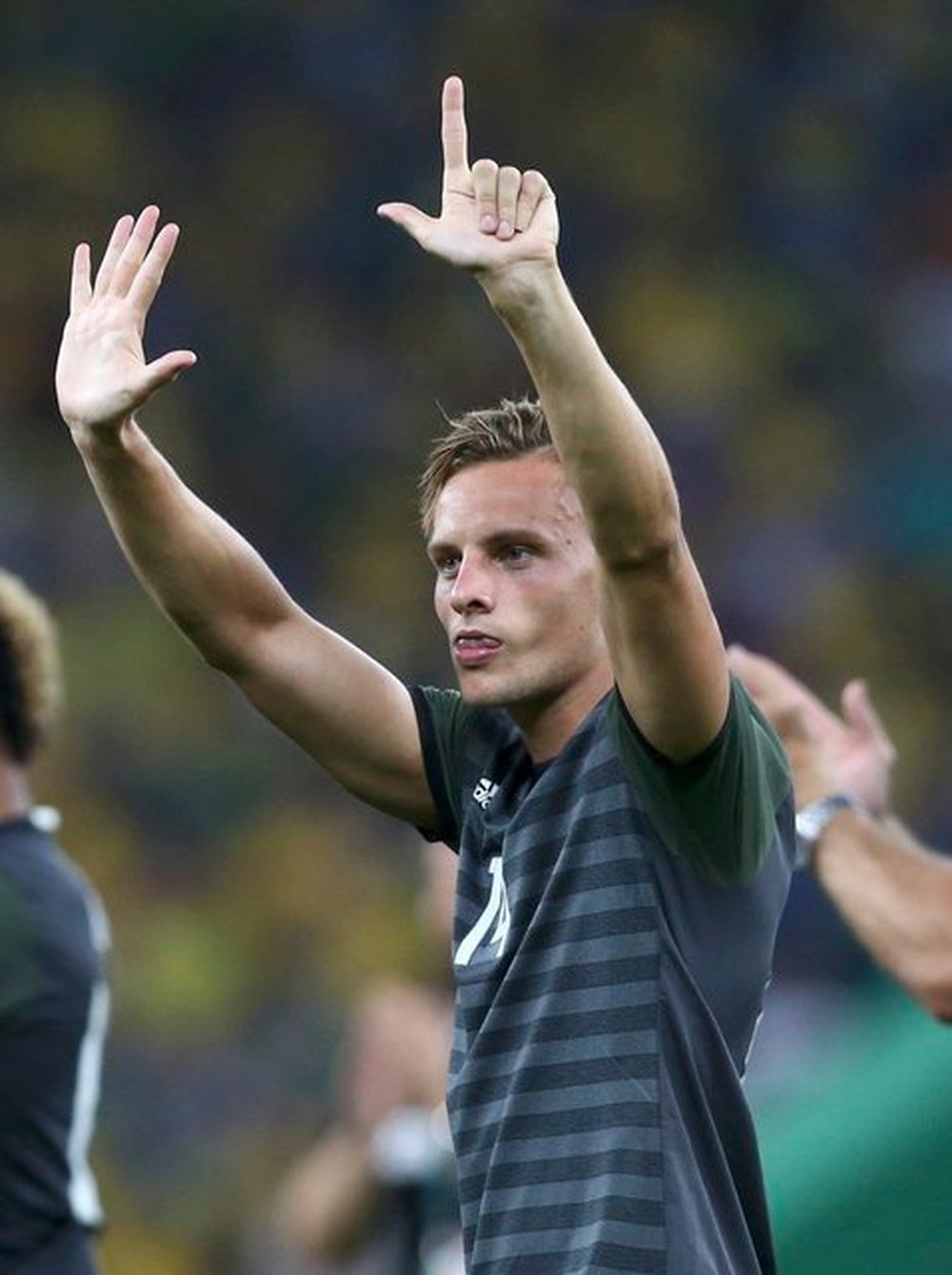 El jugador alemán provocó al público de Maracaná con un feo gesto. Twitter