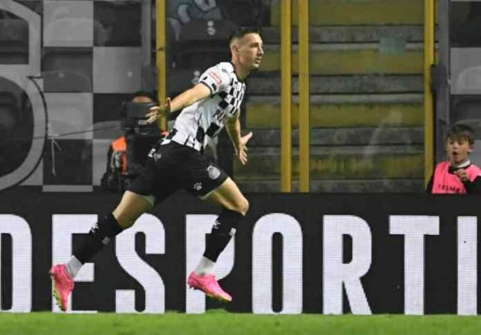 Va último, la FIFA le sancionó, le cortaron la luz... ¡y puede salvarse!