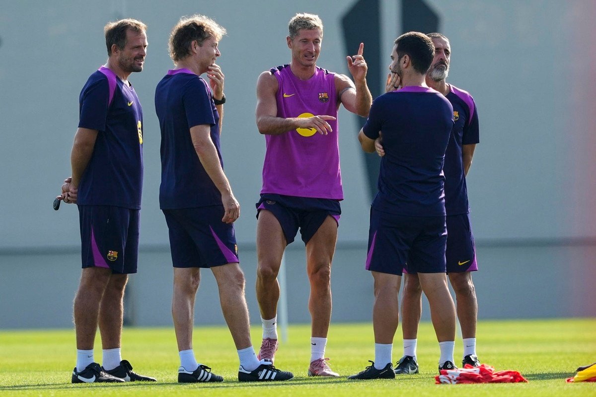 Robert Lewandowski returns to Barcelona training, eyes Levante return