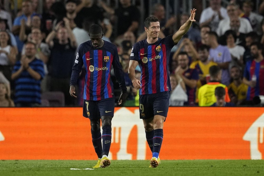 Dembélé fue titular con Lewandowski. EFE