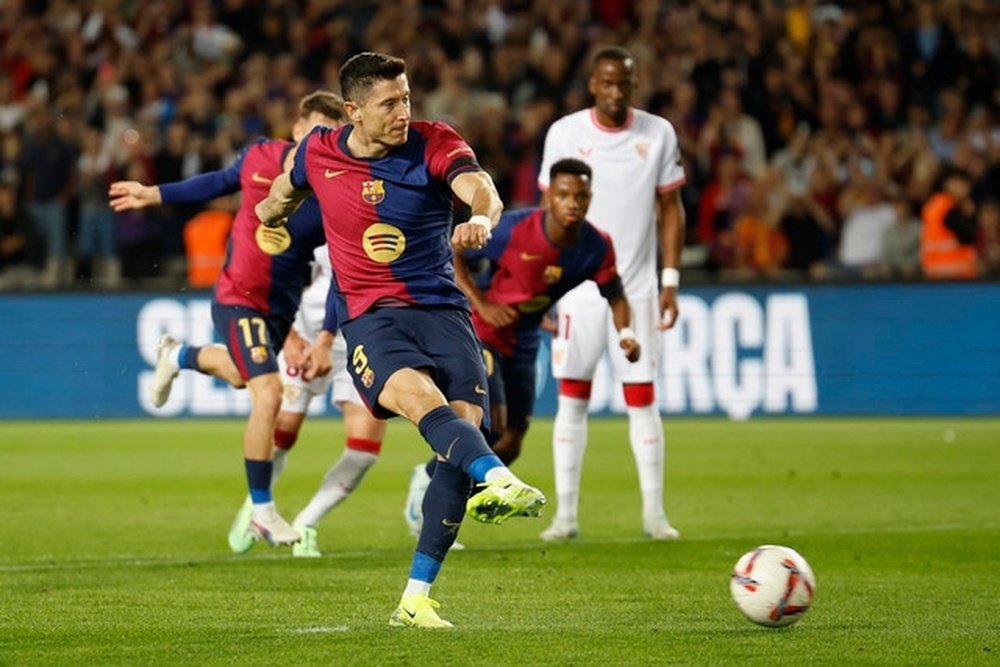 Lewandowski struck twice against Sevilla to continue his superb form this season. EFE