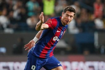 Barcelona will find it difficult to sell Lewandowski in the upcoming summer transfer window. EFE