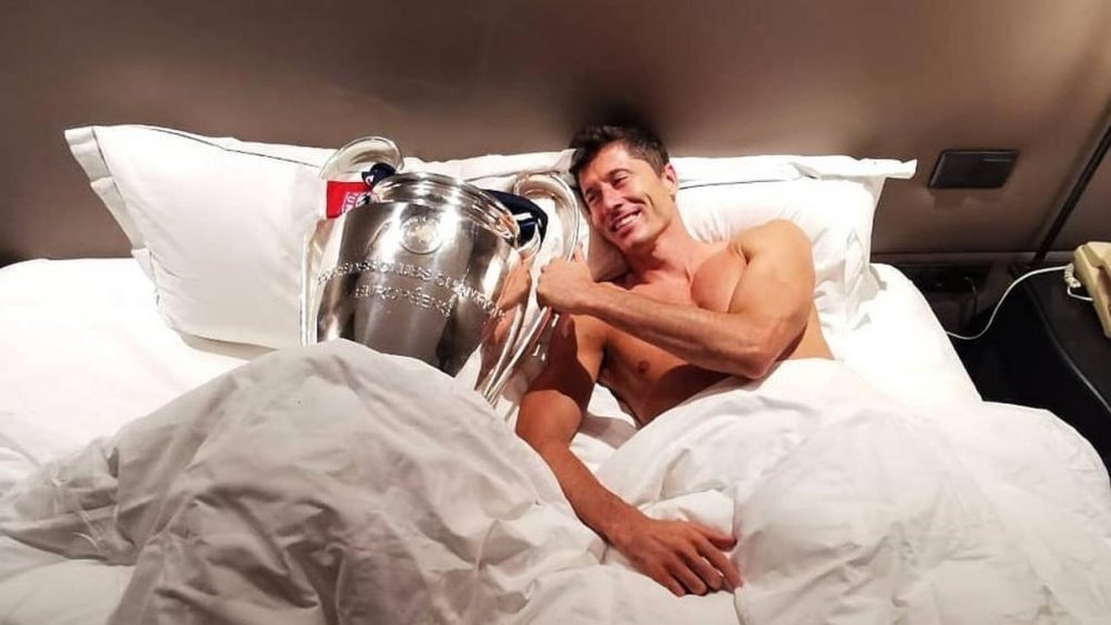 Lewandowski posa con il trofeo. Twitter/Bayern