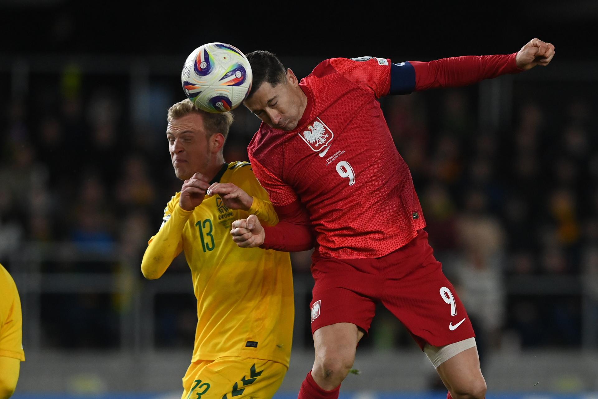 Polonia sigue al acecho y Lewandowski llega a los 700