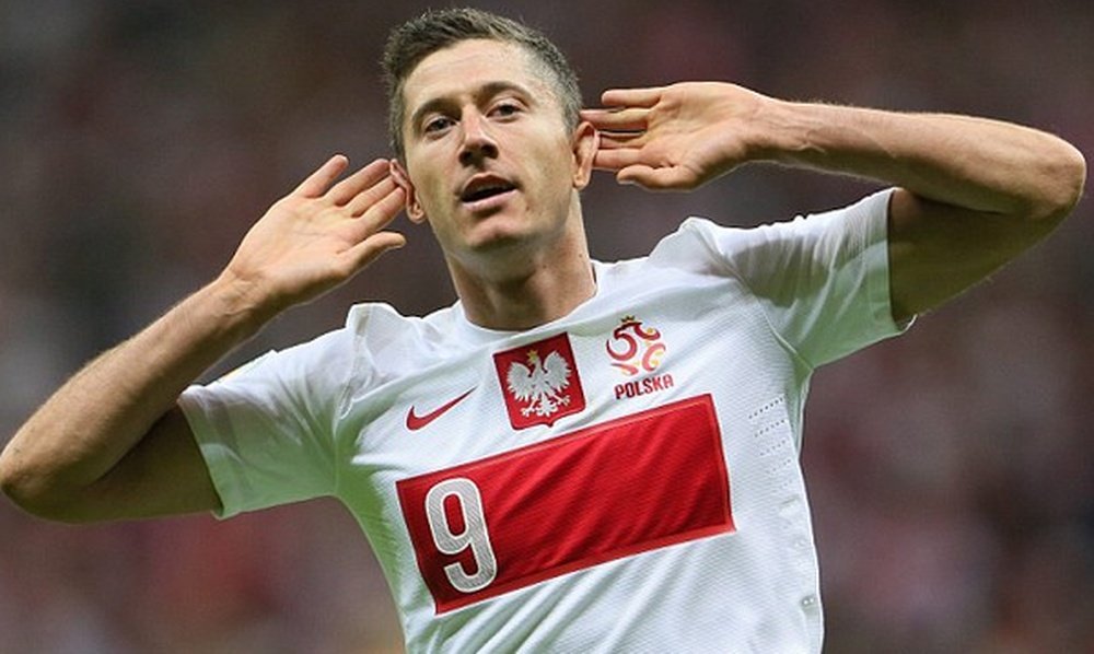 Robert Lewandowski celebra uno de los tantos anotados esta noche a Gibraltar. Twitter