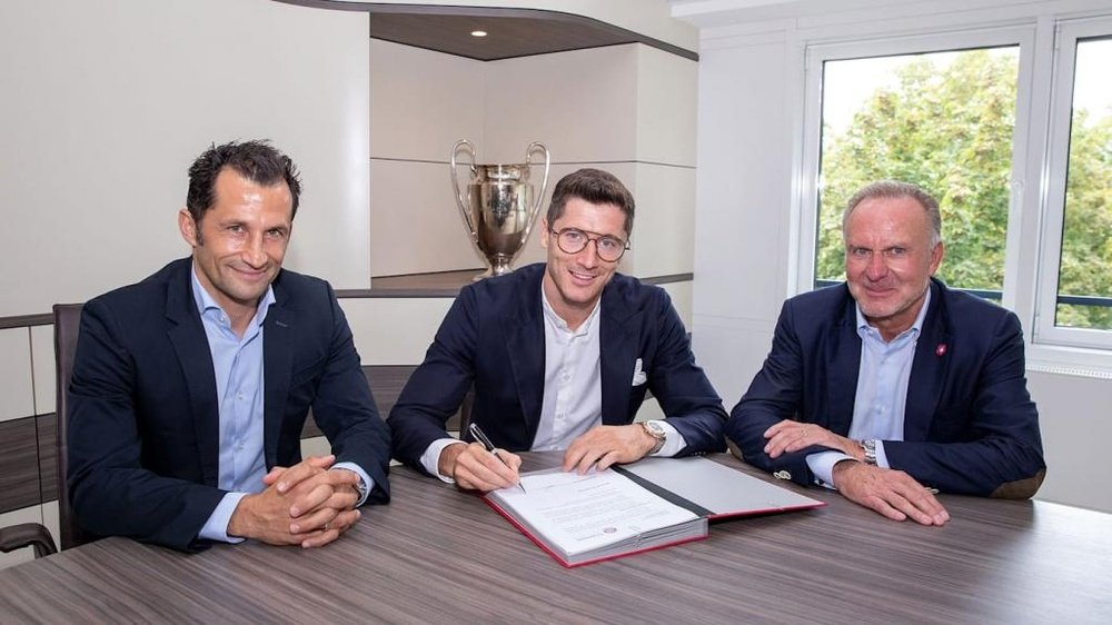 Lewandowski signs new Bayern contract. GOAL