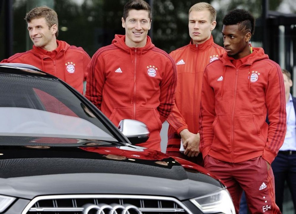 Robert Lewandowski posa junto a varios compañeros y un automóvil. Bayern