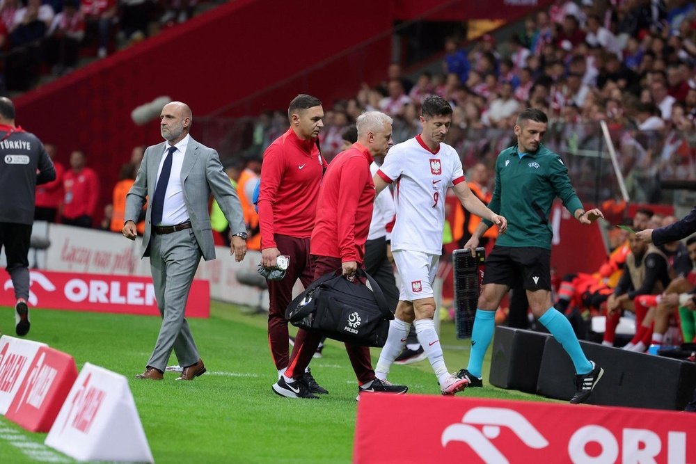 Lewandowski was forced off the pitch against Turkey with a muscle injury. EFE