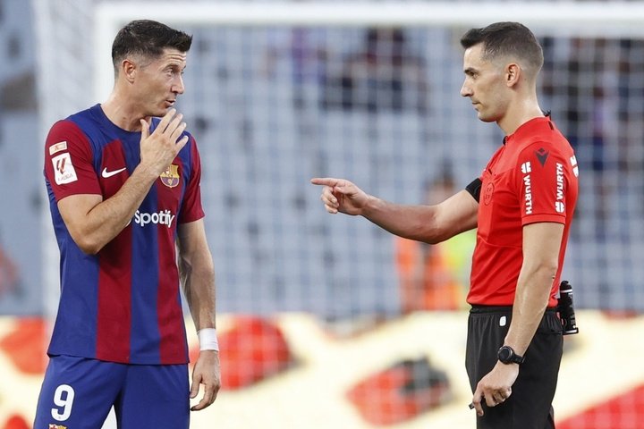 Robert Lewandowski y Muñiz Ruiz, en el Barcelona-Cádiz de la Primera División 2023-24. EFE