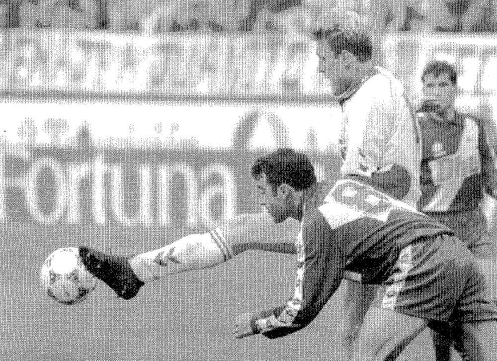 Robert Prosinecki pelea con Pablo por un balón en el Real Madrid-Rayo del Calderón en 1994.