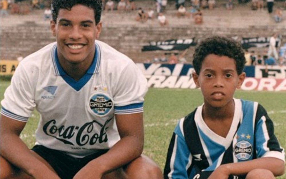 Ronaldinho y su hermano Roberto volverán a jugar juntos.