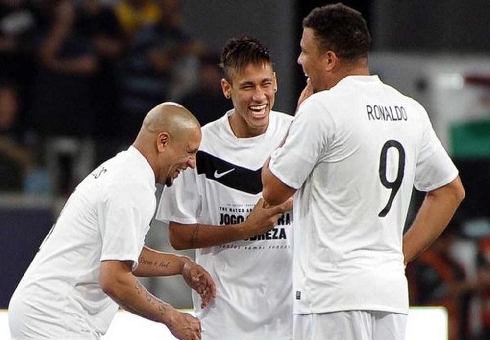 Roberto Carlos, con Neymar y Ronaldo Nazario en un partido amistoso. Twitter