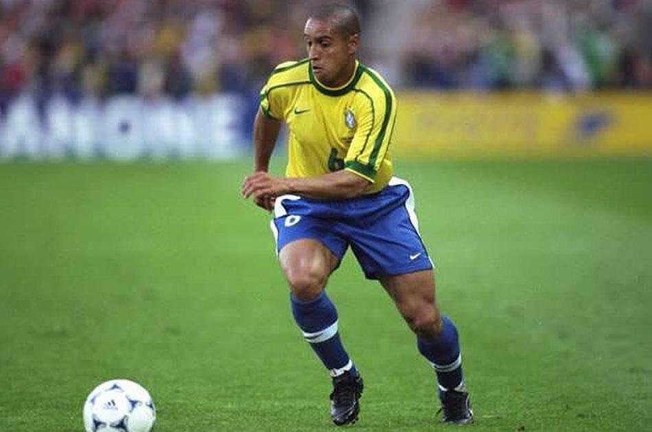 Até hoje não sei como fiz aquele gol': há 25 anos, Roberto Carlos acertou o  chute que desafiou a física - ESPN