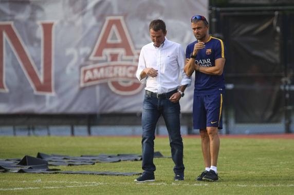 Le secrétaire et directeur technique du Barcelone Robert Fernández parle avec Luis Enrique. AFP