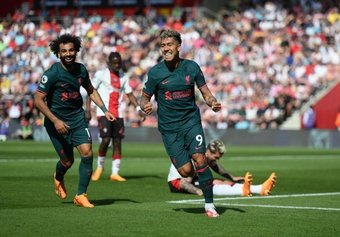 El Southampton y el Liverpool han cerrado la Premier League con un frenético empate por 4-4 en el St. Mary's Stadium. Roberto Firmino marcó un gol en lo que fue su despedida oficial del equipo de Jürgen Klopp.