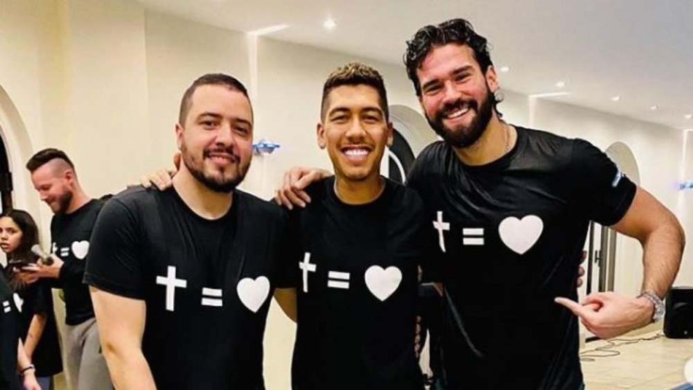 Alisson participa de batismo de Firmino. Instagram/RobertoFirmino