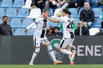 L'Udinese a réussi à arracher un match nul (1-1) lors de sa visite à Sassuolo lors de la 30e journée de la Serie A. Florian Thauvin a marqué le but qui permet à l'équipe de Gabriele Cioffi de conserver une avance de 3 points sur la zone de relégation, un abîme dont les 'neroverdi' ne parviennent pas à sortir.