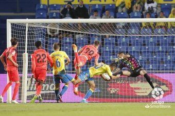 Roberto remata un balón durante el Las Palmas-Málaga de LaLiga SmartBank 2021-22. LaLiga
