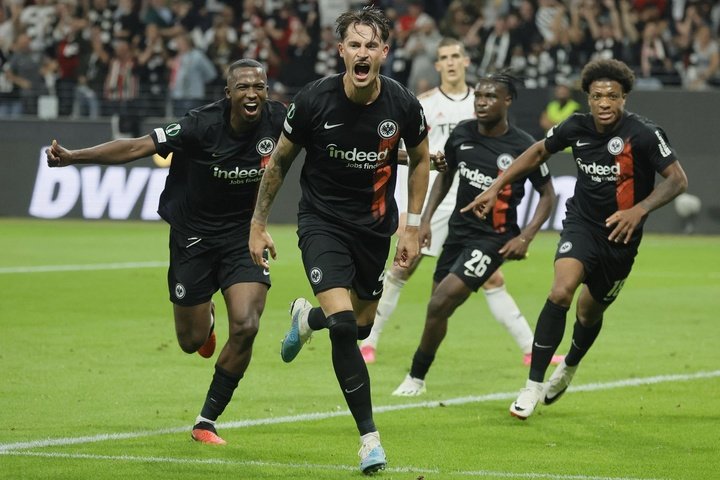 El Eintracht sobrevive al susto