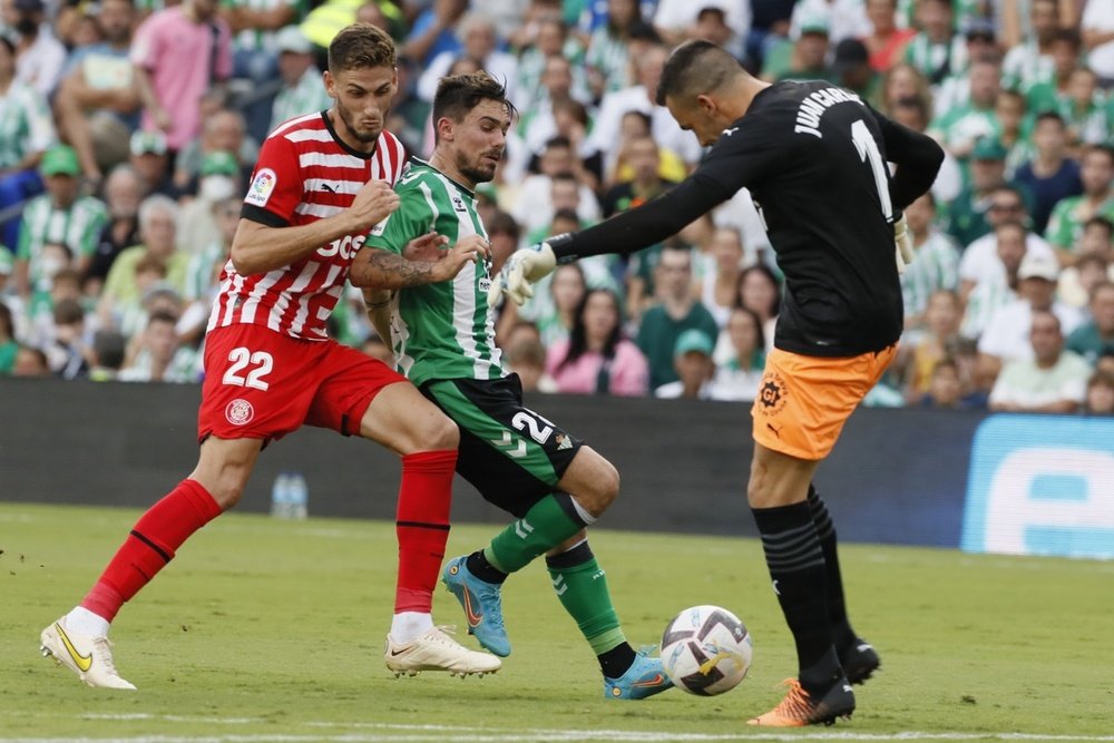 Rodri, entre Santi Bueno y Juan Carlos en el Betis-Girona de la Primera División 2022-23. EFE