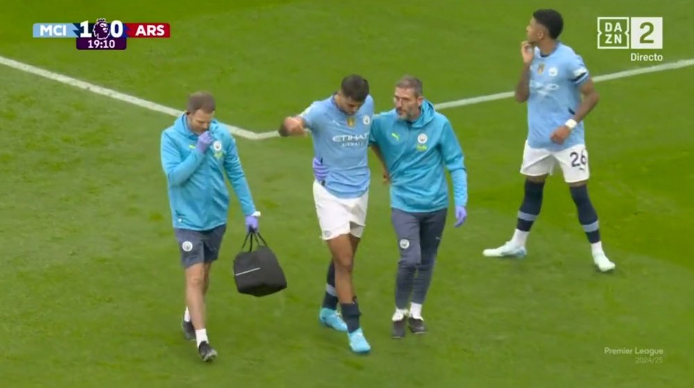 Rodri was substituted due to knee problems. Screenshot/DAZN2