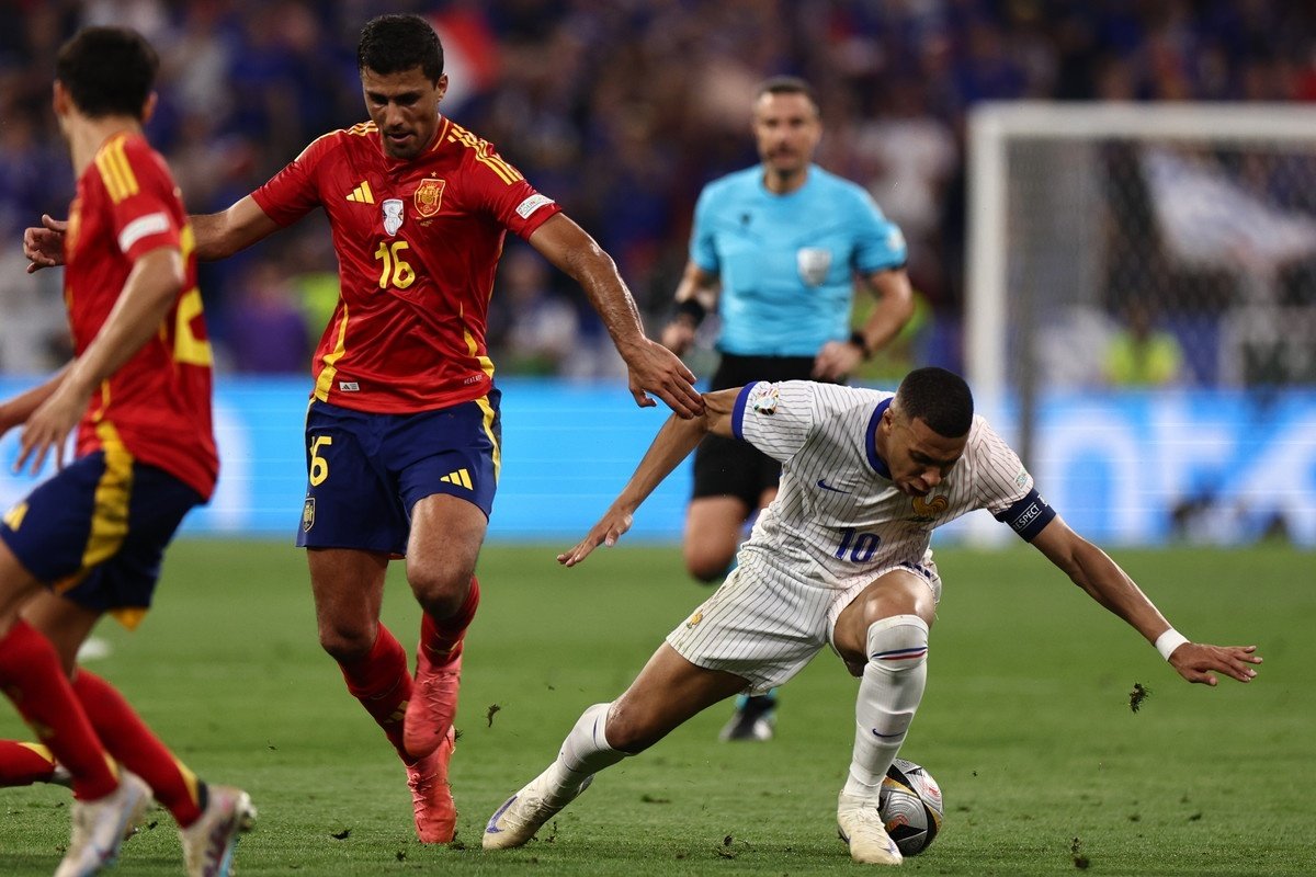 De la Fuente predicted Rodri's possible premature return after 'amazing recovery'