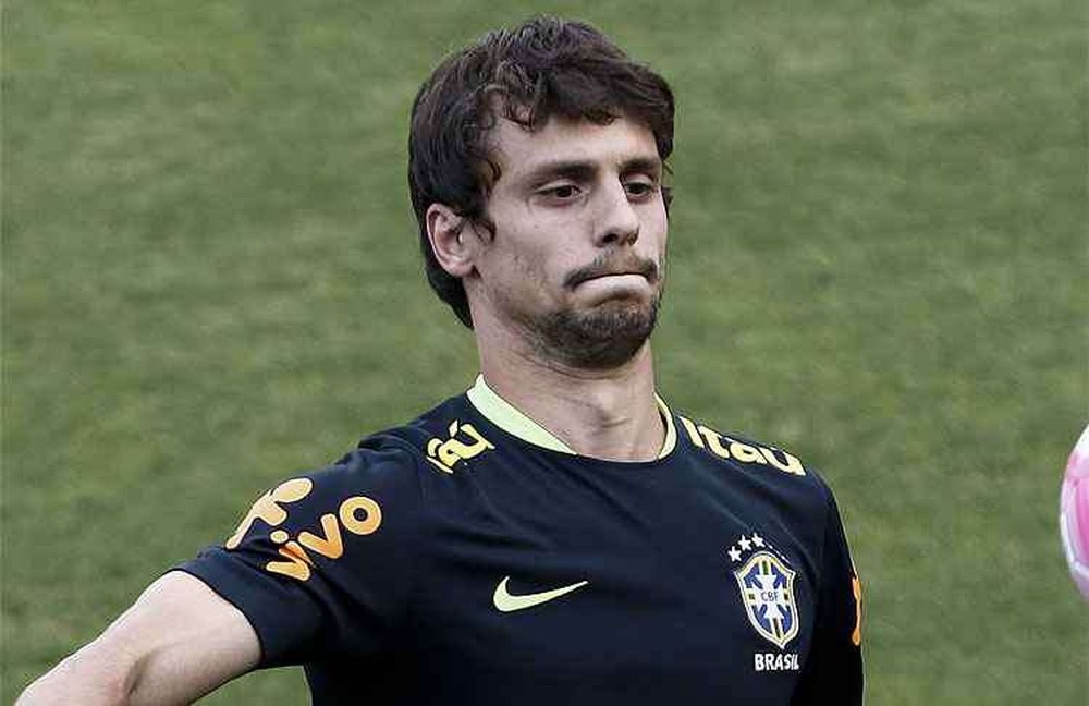 El brasileño podría firmar con el Valencia. AFP