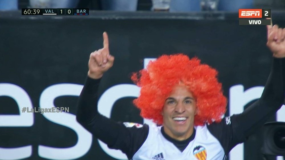 Rodrigo celebra con una peluca naranja el gol ante el Barcelona. Twitter