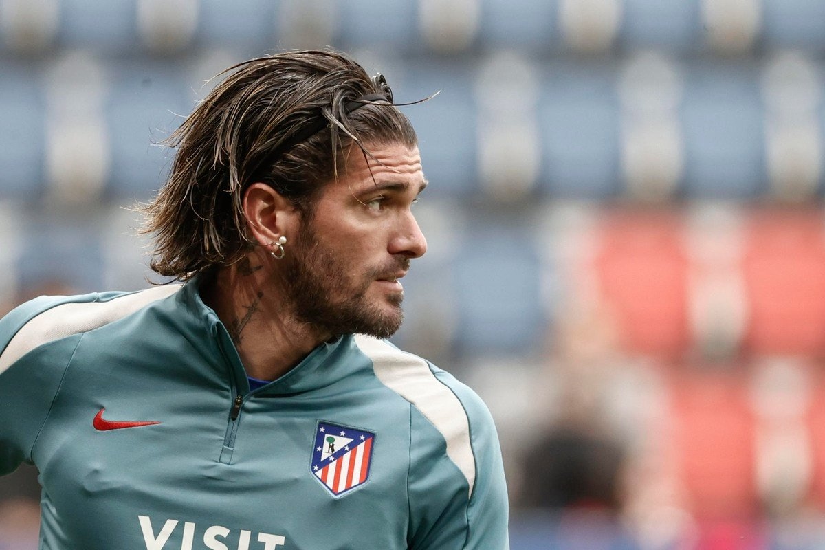 According to AS, Atletico are not considering renewing De Paul. EFE