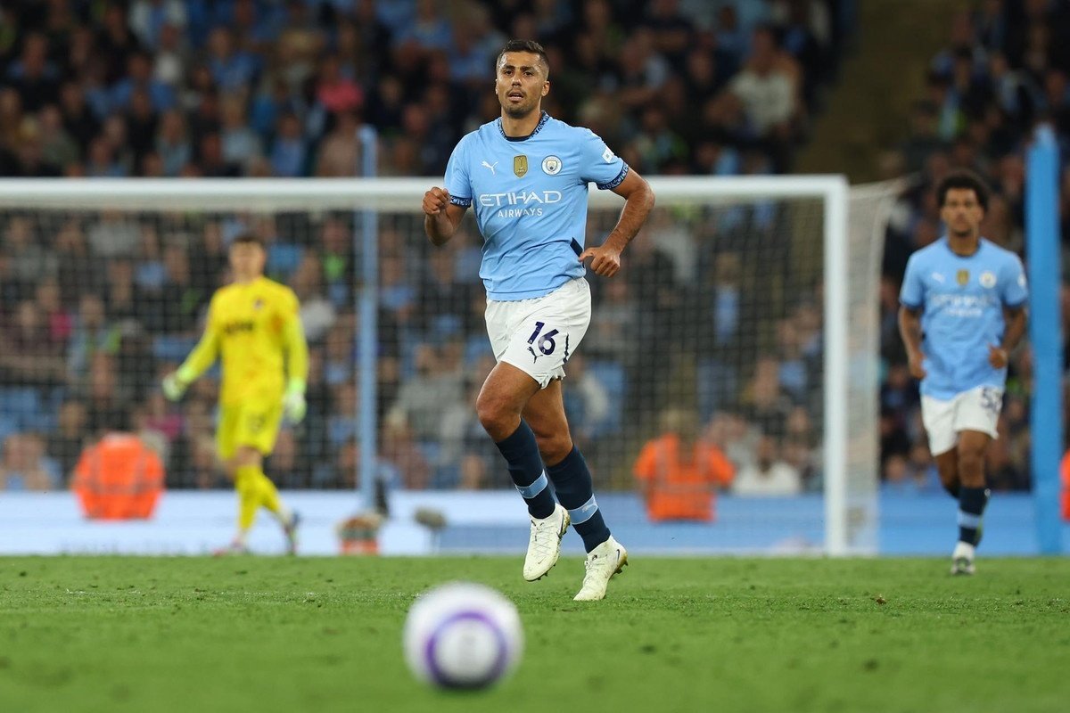 Manchester City does not want to hear about a future without Rodri Hernández. The English team is going to offer him a contract renewal until 2029 with a significant salary increase, making him the second highest paid player on the squad, behind only Erling Haaland. Real Madrid had set its sights on him.