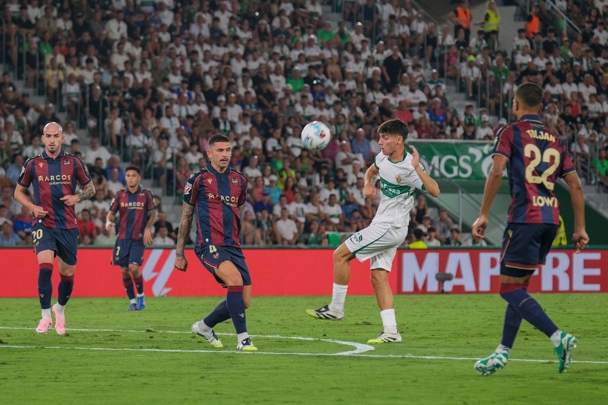 El Elche celebró la primera victoria de la temporada. EFE