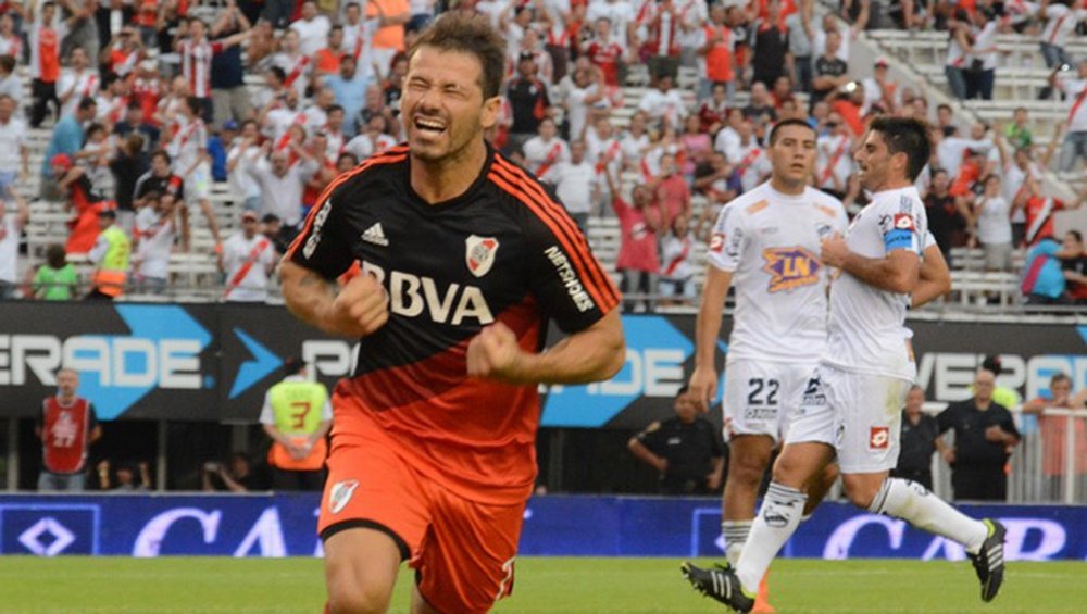 Rodrigo Mora celebra uno de sus dos tantos con River ante Quilmes, en la primera jornada del campeonato argentino de 2016. CARiverPlate