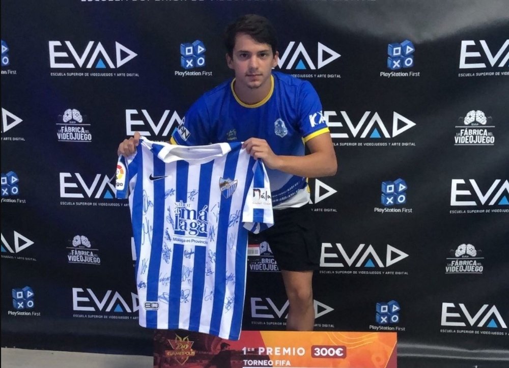 Rodrigo posando con la camiseta del Málaga CF. Captura Twitter/Trisium