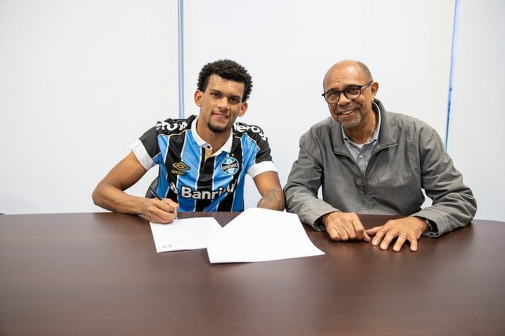 Rodrigues firma con Gremio. Twitter/Gremio/LucasUebel