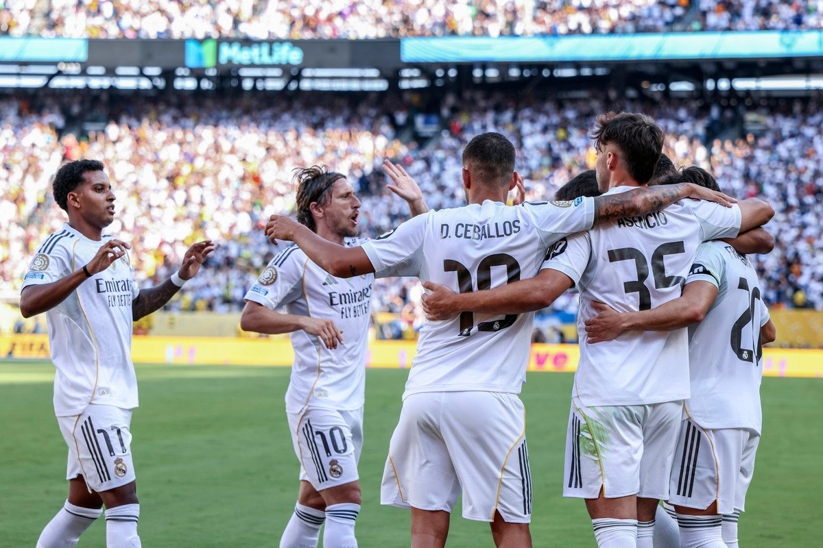 Real Madrid's flight to New York from their training base in Florida was delayed. EFE