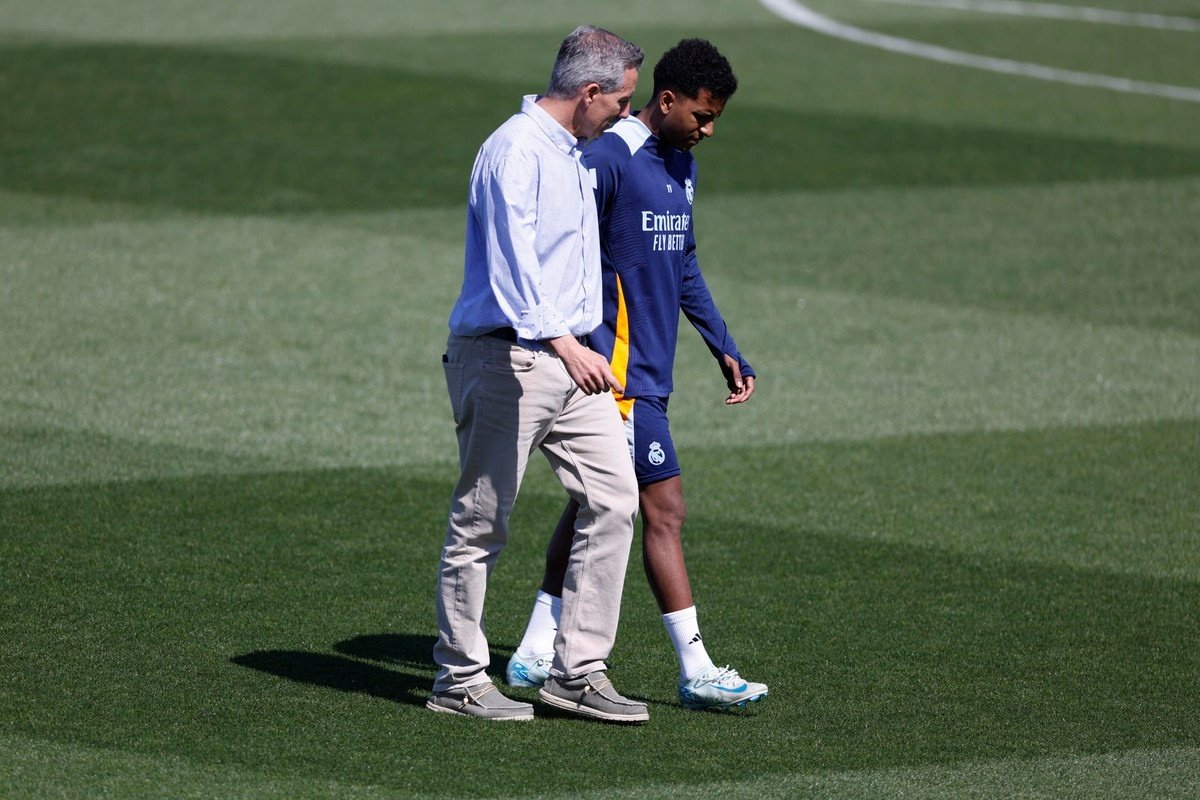 Rodrygo leads the pack in substitute training. EFE/Javier Lizon