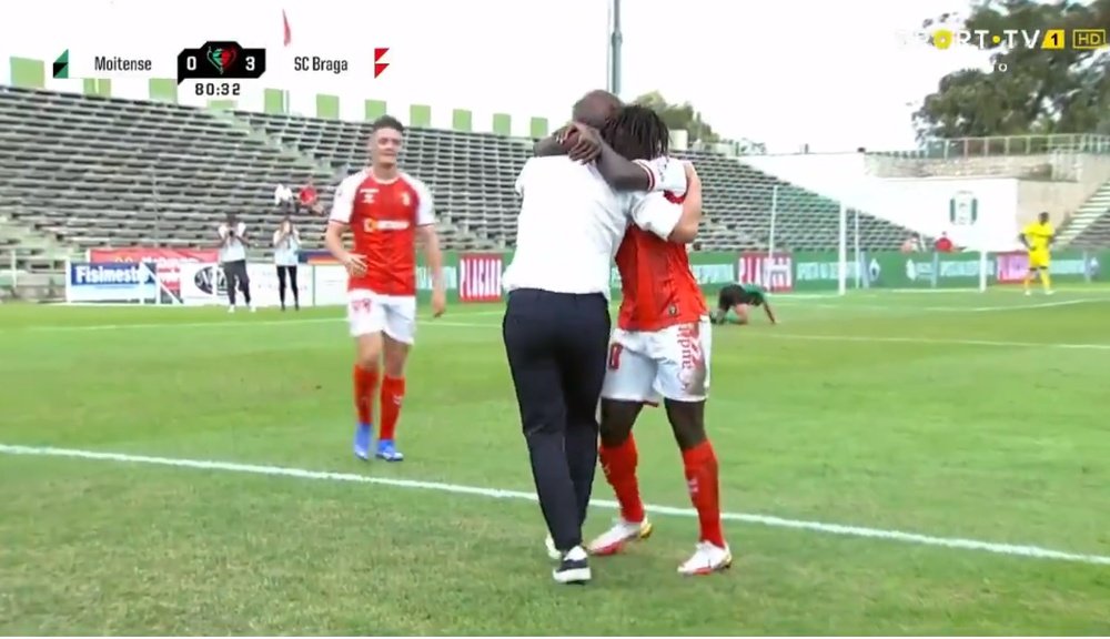 Roger Fernandes abrazó a Carlos Carvalhal tras su gol. Captura/SportTV