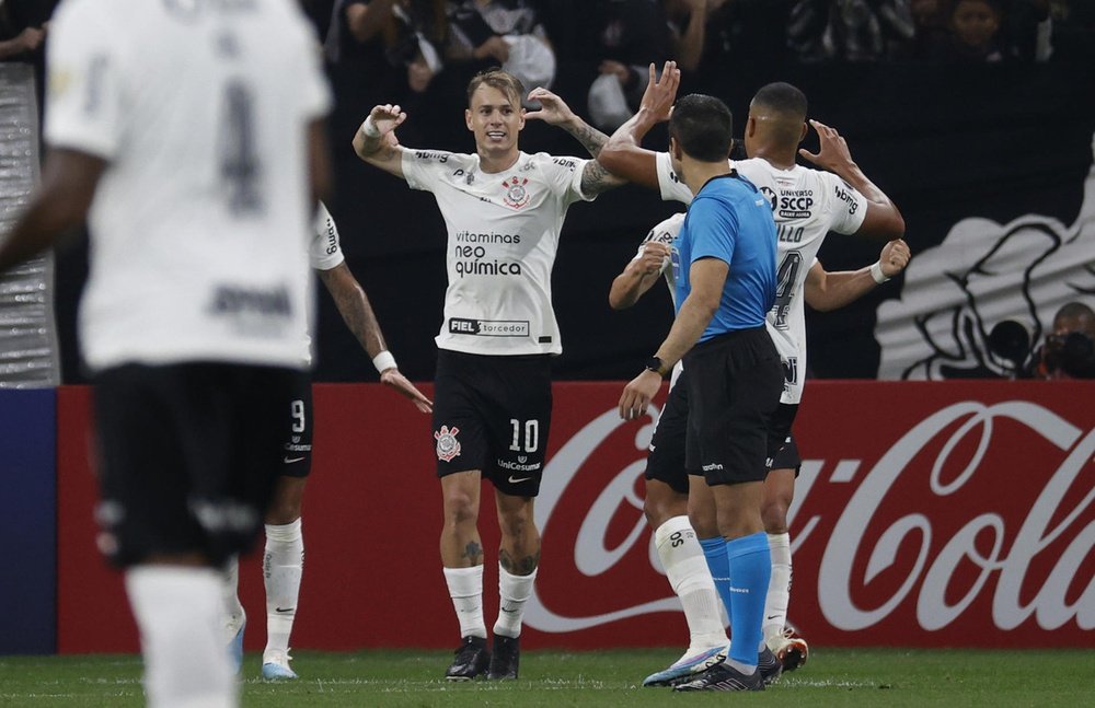 Escalações confirmadas de Corinthians e Fluminense. EFE