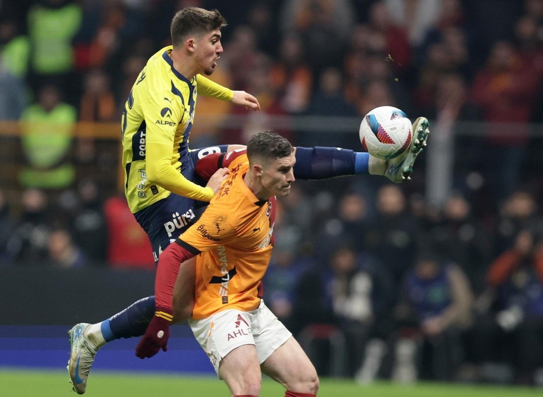 Muchas faltas, poco fútbol y menos goles en el 'Clásico' turco