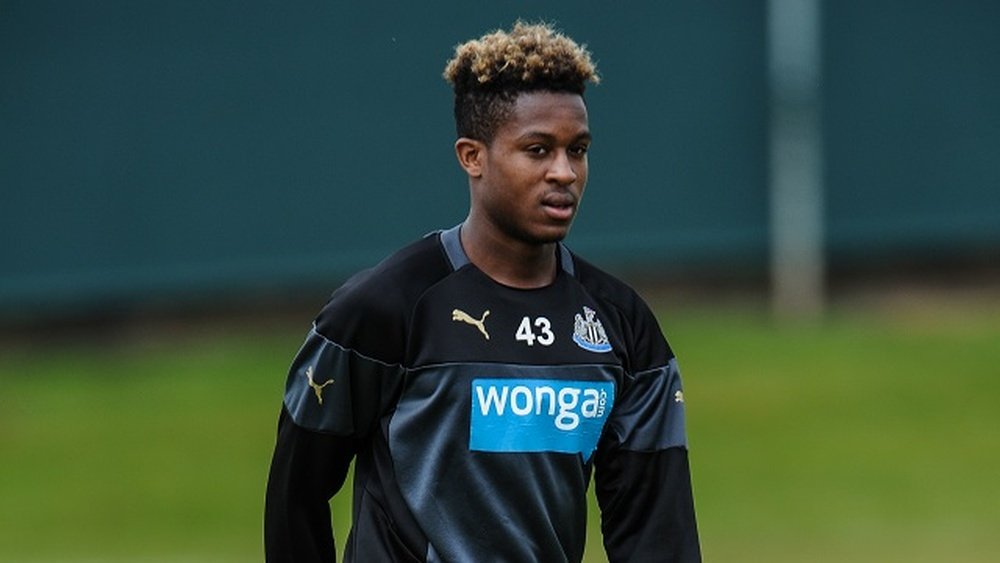 Rolando Aarons se encuentra cedido en el Hellas Verona por el Newcastle. AFP