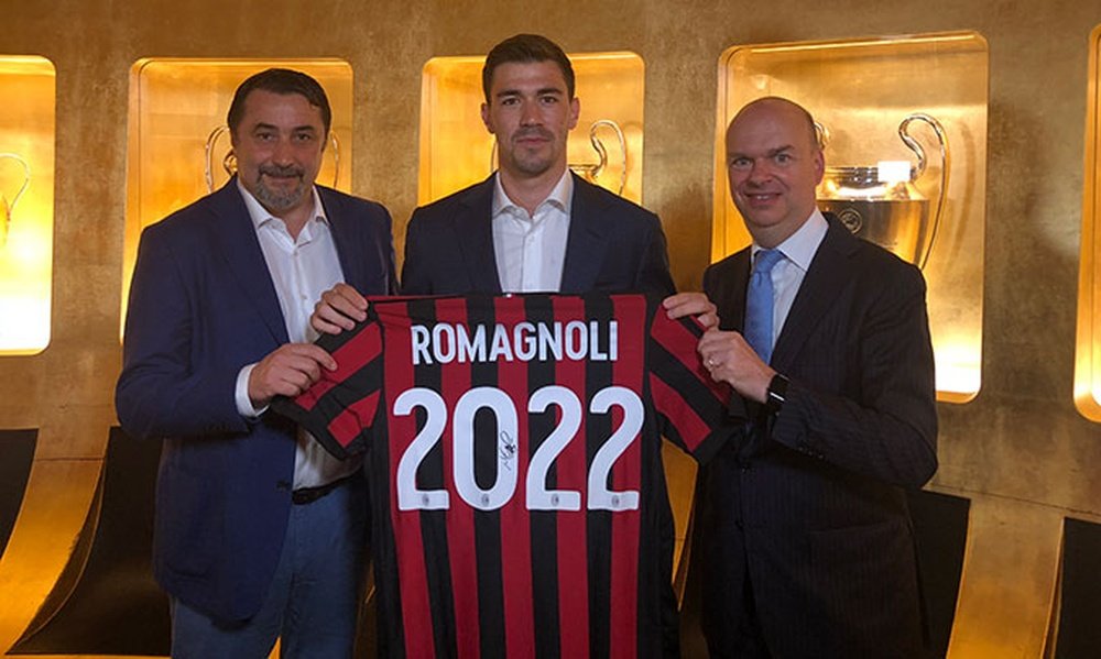 Romagnoli pasó por las oficinas para renovar con el Milan. ACMilan