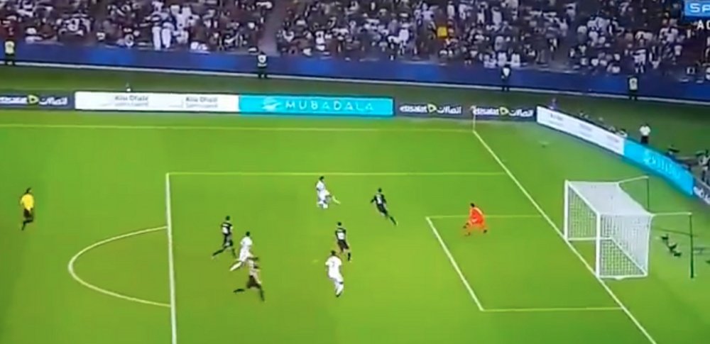 Romarinho cuts inside before slotting past Navas. Captura/SportTv