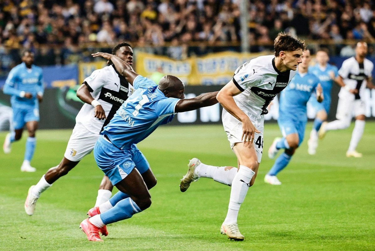 Giovanni Leoni, talento 18enne del Parma, lascia la Serie A per trasferirsi al Liverpool. I 'Reds' hanno chiuso l’affare per 35 milioni di euro, battendo la concorrenza di Milan e Inter.